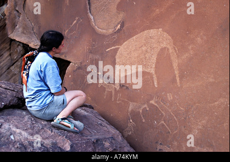 Frau Stein Kunst Petroglyphen Twyfelfontein Nationaldenkmal Damaraland Namibia Afrika betrachten Stockfoto