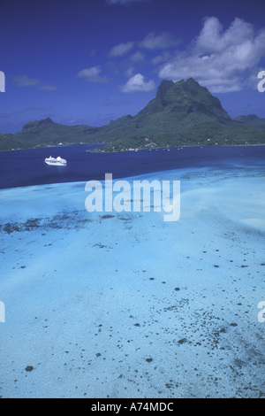 Französisch-Polynesien, Bora Bora Riff Gewässer und Kreuzfahrtschiff. Stockfoto