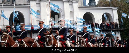 Argentinien, Buenos Aires, Militärparade, feiert 25. Mai 1810 Gründung der ersten argentinischen Regierung. Stockfoto