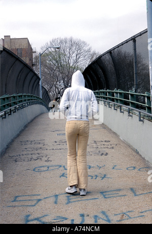 Depressive Teenager-Mädchen, um Dinge herauszufinden in Brooklyn, New York Stockfoto