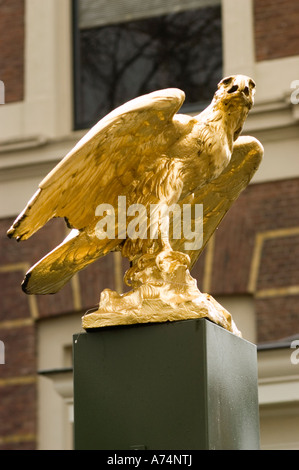 Steinadler-Metall-Skulptur am Eingang zum Artis Zoo in Amsterdam, Holland Stockfoto