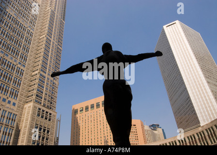 Eine der mehreren Statuen Tokyo Metropolitan Regierung Gebäuden Shinjuku Japan Stockfoto