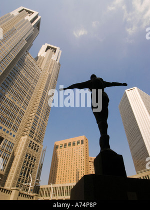 Eine der mehreren Statuen Tokyo Metropolitan Regierung Gebäuden Shinjuku Japan Stockfoto