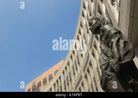 Eine der mehreren Statuen Tokyo Metropolitan Regierung Gebäuden Shinjuku Japan Stockfoto