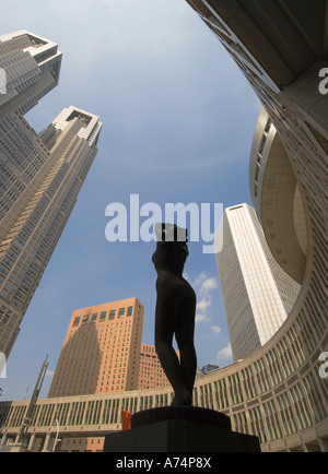 Eine der mehreren Statuen Tokyo Metropolitan Regierung Gebäuden Shinjuku Japan Stockfoto