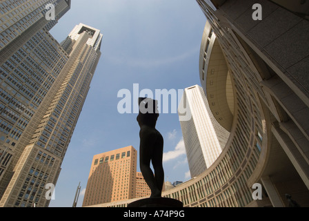 Eine der mehreren Statuen Tokyo Metropolitan Regierung Gebäuden Shinjuku Japan Stockfoto