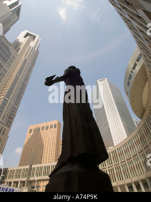 Eine der mehreren Statuen Tokyo Metropolitan Regierung Gebäuden Shinjuku Japan Stockfoto