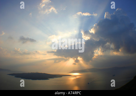 Sonne, piercing durch dramatische Wolken über der Caldera von Santorin Stockfoto