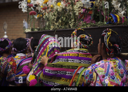 Antigua Guatemala. Maya-Frauen mit einem Schwimmer während einer Prozession der Karwoche (Ostern). Stockfoto