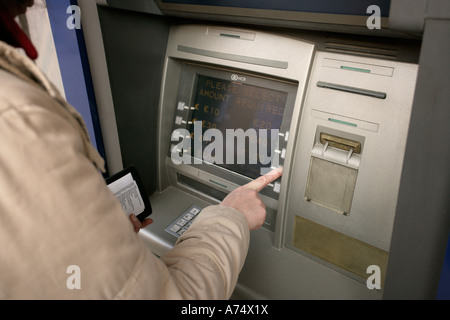 Person mit Geldautomat Stockfoto