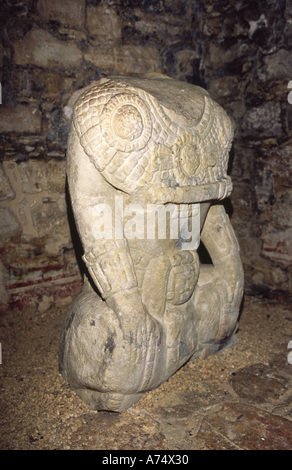 Mexiko, Chiapas, Ocosingo, Yaxchilan Maya-Ruinen. Kopflose Statue in bldg 33, die Akropolis Stockfoto