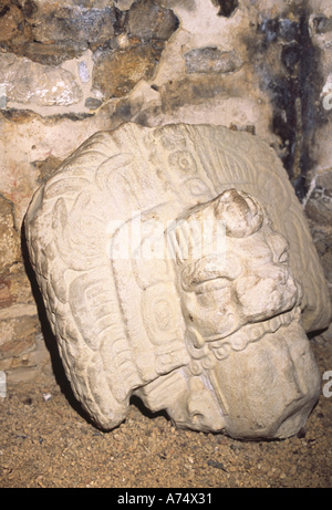 Mexiko, Chiapas, Ocosingo, Yaxchilan Maya-Ruinen. Statue des Kopfes in Akropolis, bldg 33 Stockfoto