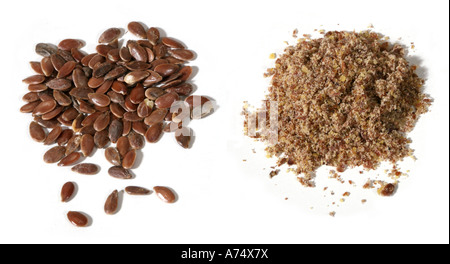 Nahaufnahme eines ganzen und gemahlenen Leinsamen Stockfoto