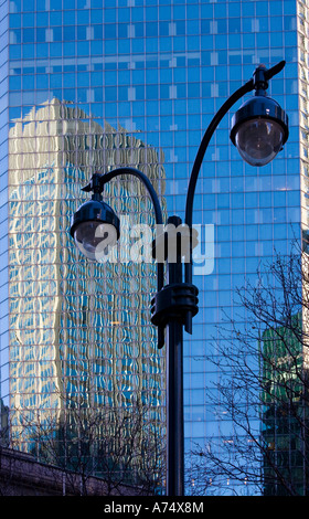 verzerrte Manhattan Gebäude und Himmel mit lampost Stockfoto