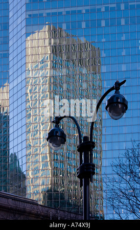 verzogene Reflexion von Manhattan im Glasfenster Stockfoto