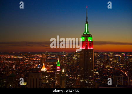 Blick auf das Empire State Building und Lower Manhattan in der Abenddämmerung von der Spitze des Felsens new york Stockfoto