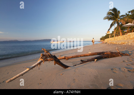 Einsame Person am tropischen Strand In Abendsonne Stockfoto