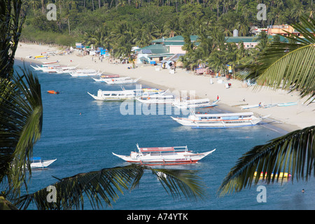 Ausleger-Kanus am weißen Strand Stockfoto