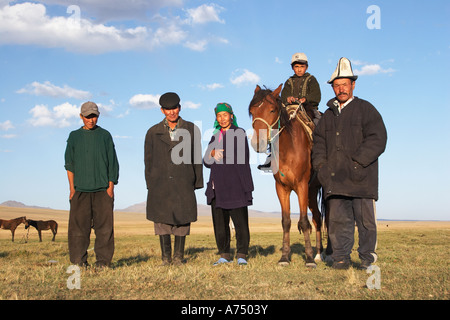 Kirgisische Herder Familie stehen In der späten Nachmittagssonne Stockfoto
