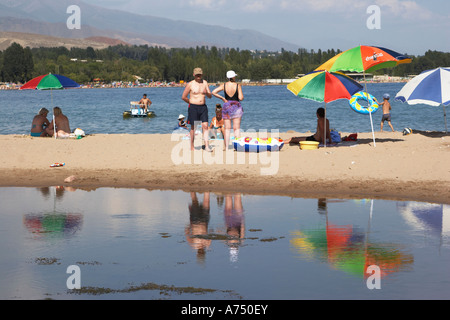 Touristen am Strand am See von Cholpon-Ata Stockfoto