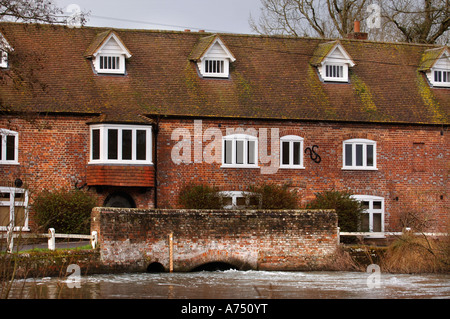 HIGH RIVER EBENEN AUF DEN FLUSS KENNET AM UNTEREN DENFORD IN DER NÄHE VON HUNGERFORD UK Stockfoto