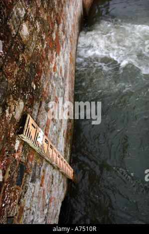 HIGH RIVER EBENEN AUF DEN FLUSS KENNET AM UNTEREN DENFORD IN DER NÄHE VON HUNGERFORD UK Stockfoto