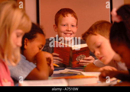 KINDER LESEN AUS DER BIBEL AN EINEM SONNTAG SCHOOL UK Stockfoto