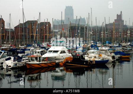 Liverpool-Hafen im Nebel über sah durch die anglikanische Kathedrale Stockfoto