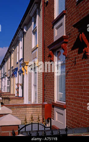 Reihe von gepflegten Backstein Reihenhäuser frisch und bunt bemalt, Great Yarmouth, Norfolk, England Stockfoto