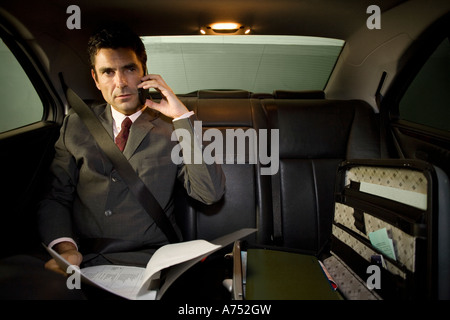 Geschäftsmann reden auf seinem Handy auf Rücksitz Stockfoto