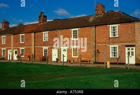 Reihenhäuser aus rotem Backstein Hütten auf dem Dorfplatz, Geschwister, in der Nähe von Manningtree, Essex, England Stockfoto