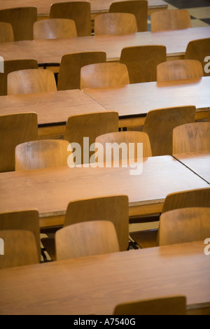 Leere Tische im Klassenzimmer Stockfoto