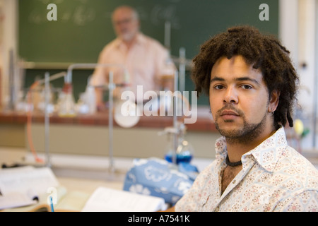 Männliche Schüler im naturwissenschaftlichen Unterricht Stockfoto