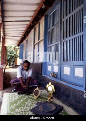 METALLSPIEGEL MAKING IN ARANMULA KERALA Stockfoto