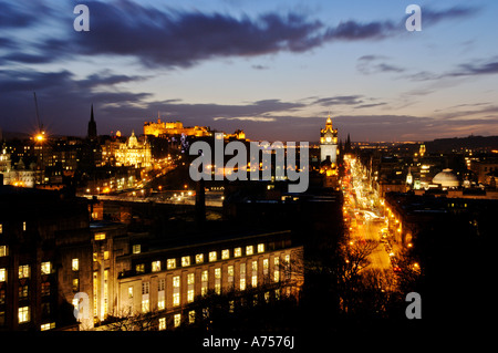 Dämmerung über Edinburgh und die Princes Street von Carlton Hill Edinburgh Schottland, Vereinigtes Königreich Stockfoto