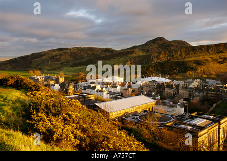 Holyrood Palace schottische Parlament Arthurs Seat und Salisbury Crags bei Sonnenuntergang Edinburgh Schottland UK Stockfoto