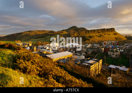 Holyrood Palace schottische Parlament Arthurs Seat und Salisbury Crags bei Sonnenuntergang Edinburgh Schottland UK Stockfoto