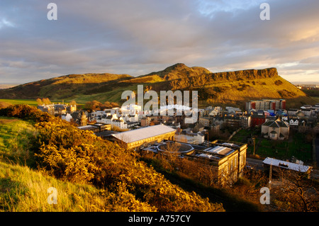 Holyrood Palace schottische Parlament Arthurs Seat und Salisbury Crags bei Sonnenuntergang Edinburgh Schottland UK Stockfoto