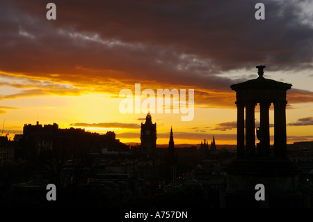 Sonnenuntergang über Dugald Stewart Monument und Edinburgh von Carlton Hill Edinburgh Schottland, Vereinigtes Königreich Stockfoto