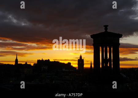 Sonnenuntergang über Dugald Stewart Monument und Edinburgh von Carlton Hill Edinburgh Schottland, Vereinigtes Königreich Stockfoto