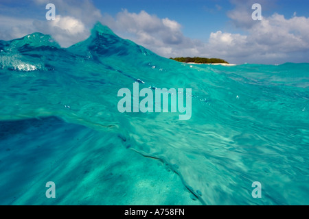 Split-Bild von Wave mit Sandboden und Insel Rongelap Atoll Marshallinseln Mikronesien Stockfoto