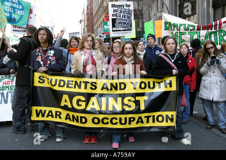 Studentengruppen Teilnahme an anti-Kriegs-Demonstrationen in New York City Stockfoto