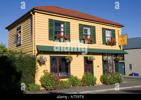 Attraktive Holz Feuer und Eis-Shop mit hängenden Blumenkörben Banks Peninsula Akaroa Neuseeland Stockfoto