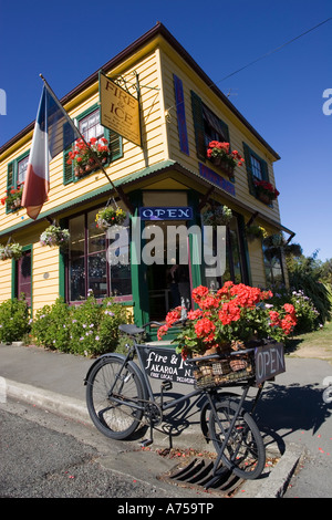 Altes Fahrrad der Lieferung mit Blumen außerhalb attraktive Holz Feuer und Eis Shop Aaroa Banks Halbinsel Outh Island Neuseeland Stockfoto