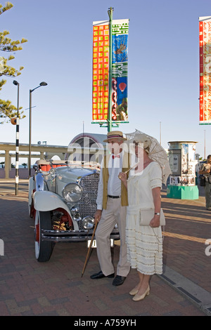 Mann Frau in 1930er Jahren Kleid von Jahrgang 1930 Studebaker Cabrio Oldtimer Art-Deco-Wochenende Napier Nordinsel Neuseeland Stockfoto