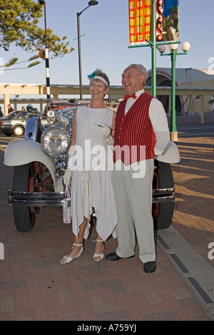 Mann Frau in 1930er Jahren Kleid von Jahrgang 1930 Studebaker Cabrio Oldtimer Art-Deco-Wochenende Napier Nordinsel Neuseeland Stockfoto