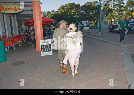 Mann Frau in 1930er Jahren kleiden Art-Deco-Wochenende Napier Nordinsel Neuseeland Stockfoto