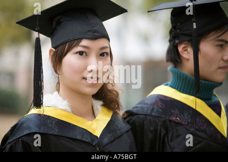 Studentin in Graduierung Roben Stockfoto