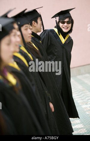 Reihe von Studenten in Graduierung Roben Stockfoto