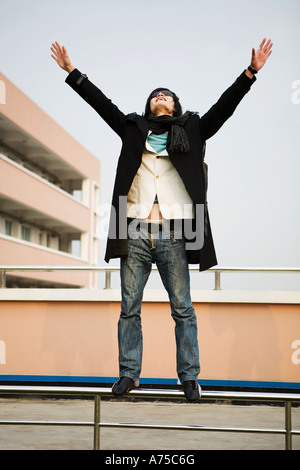 Mann, balancieren auf Metallgeländer Stockfoto